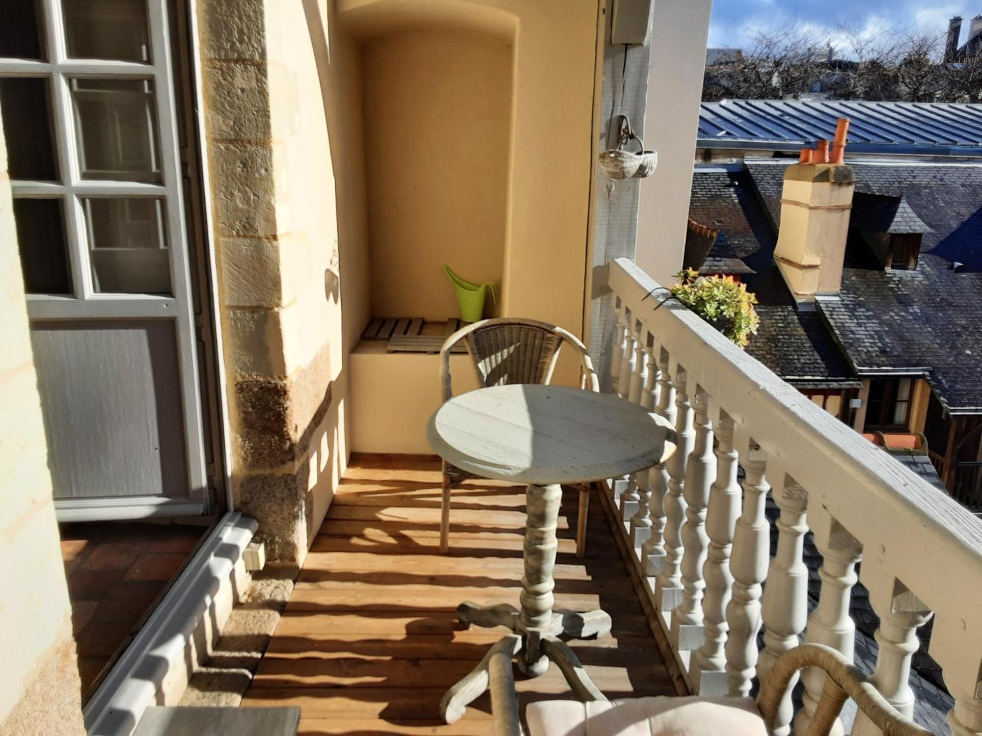 Du Passant Rennais Avec Balcon Sur Cour * Rennes