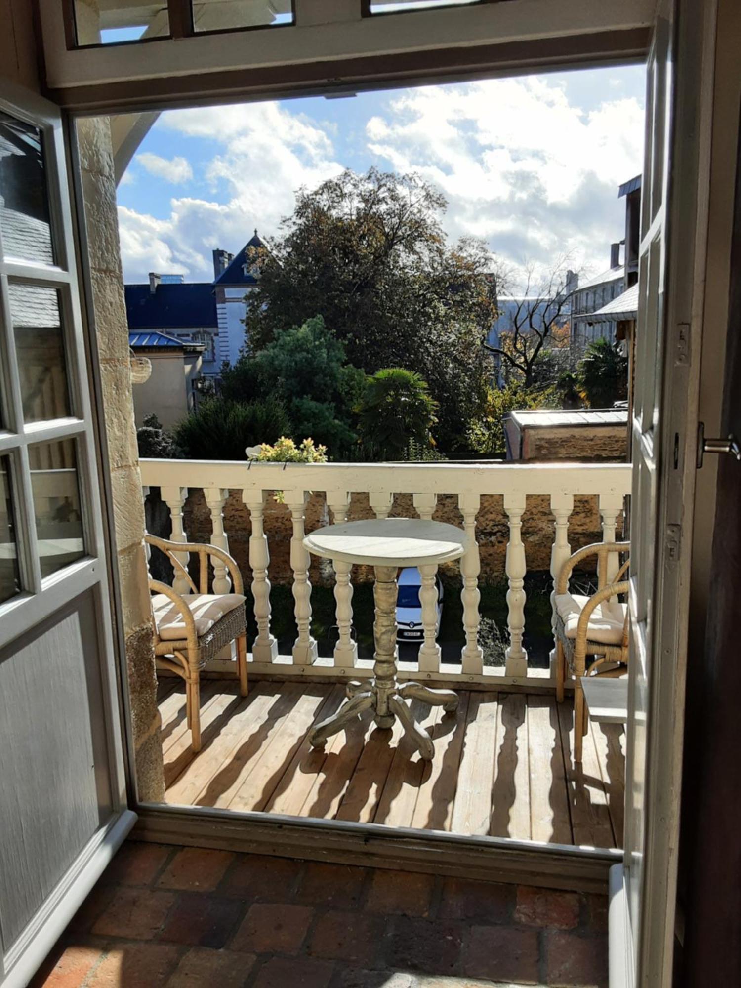 Du Passant Rennais Avec Balcon Sur Cour *