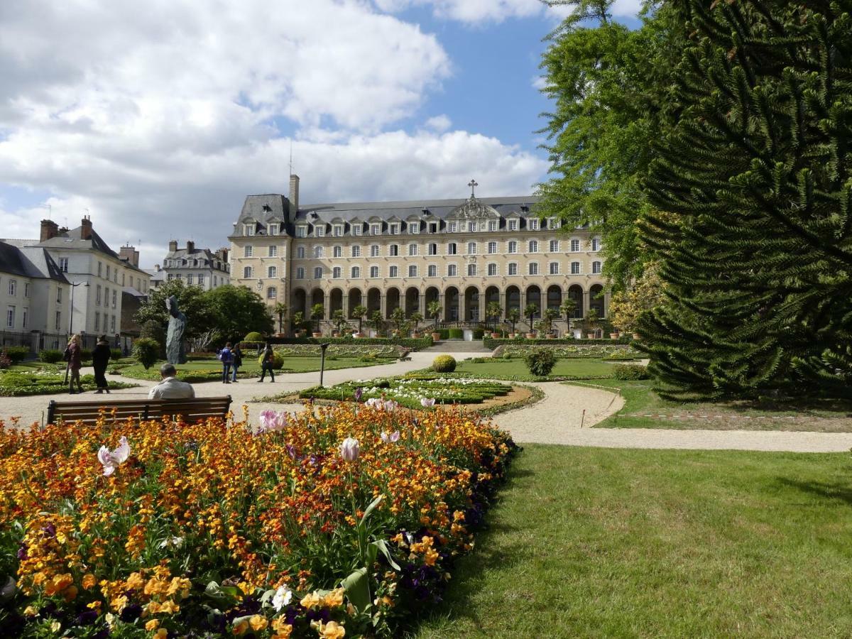 Du Passant Rennais Avec Balcon Sur Cour * Rennes